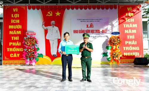 Trung tá Phạm Quốc Trung, Đồn trưởng Đồn Biên phòng Rạch Gốc tặng 1.000 quyển tập cho học sinh có hoàn cảnh khó khăn tại Trường Trung học cơ sở Bông Văn Dĩa (xã Phan Ngọc Hiển, Cà Mau).