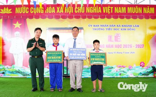 Đại tá Phạm Minh Giang, Bí thư Đảng ủy – Chính ủy BĐBP Cà Mau tặng học bổng cho các em học sinh tại trường Tiểu học Kim Đồng (xã Khánh Lâm, Cà Mau)