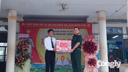 Bộ Chỉ huy Quân sự tỉnh Tây Ninh trao tặng quà đến nhà trường.