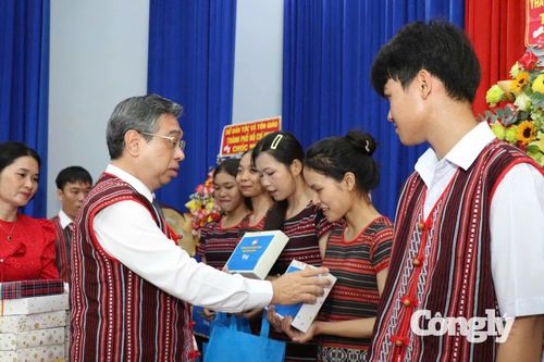 Trao tặng quà cho các em học sinh.