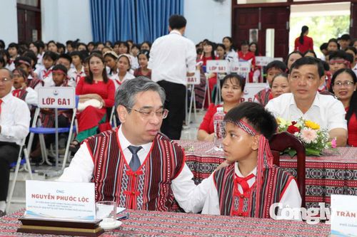 Ông Nguyễn Phước Lộc trò chuyện cùng học sinh Trường Phổ thông dân tộc nội trú Bà Rịa - Vũng Tàu (xã Kim Long).