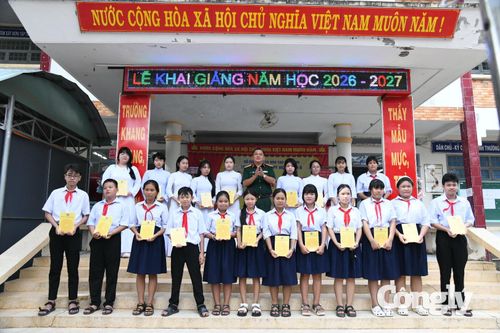 Đại tá Trần Văn Cư - Chỉ huy trưởng Bộ CHQS tỉnh tặng học bổng cho các em học sinh giỏi, học sinh xuất sắc.