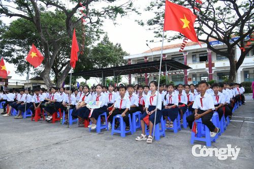Các em học sinh Trường THCS và THPT Hưng Điền B hân hoan trong ngày khai giảng.