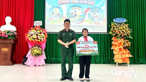 Trao học bổng “Nâng bước em đến trường” cho em Nguyễn Thị Duy Anh, học sinh lớp 6D, Trường THCS Lê Hồng Phong vào sáng 5/9.
