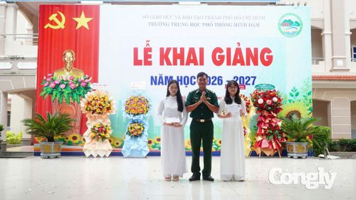 Đồn Biên phòng Phước Tỉnh trao tặng học bổng cho các em học sinh trong chương trình “Nâng bước em tới trường".