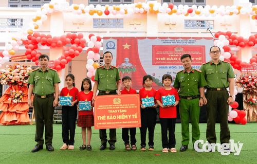 Trao quà và Thẻ bảo hiểm y tế cho học sinh tại Trường Tiểu học Lý Tự Trọng.