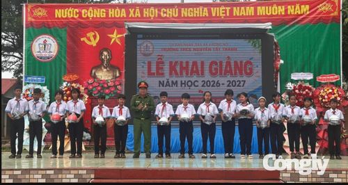 Công an xã Krông Nô tặng quà cho học sinh khó khăn tại Trường THCS Nguyễn Tất Thành.