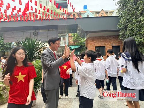 Ông Nguyễn Quốc Bình, Hiệu trưởng Trường THCS - THPT Lương Thế Vinh đón học sinh trong ngày khai giảng.