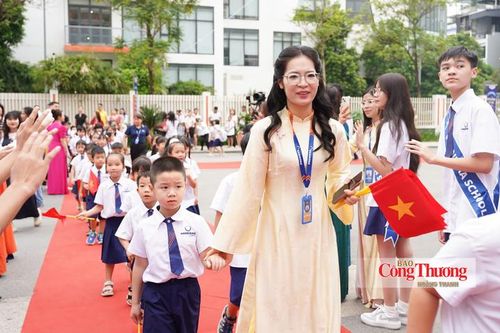 Học sinh lớp 1 Trường Phổ thông Liên cấp Phenikaa được thầy cô chào đón trong ngày khai giảng năm học mới.
