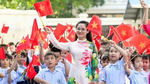 Cô và trò rạng rỡ trong ngày khai giảng