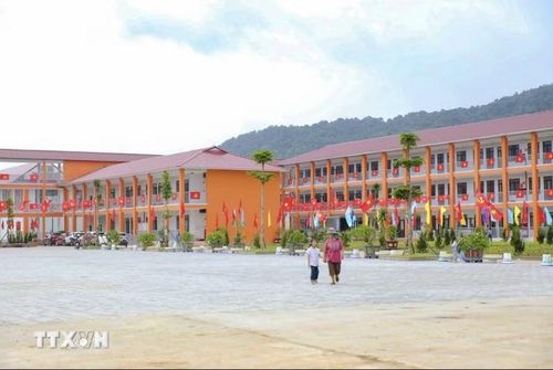 Những dãy nhà lớp học hiện đại ở Trường Phổ thông nội trú Tiểu học và Trung học cơ sở Sam Mứn (Điện Biên) được trang hoàng cờ Đảng, cờ Tổ quốc trước thềm năm học mới. Ảnh: Xuân Tư/TTXVN
