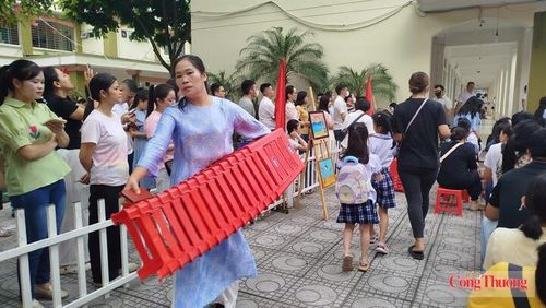Giáo viên Trường Tiểu học Xuân Đỉnh chuẩn bị ghế ngồi cho các em học sinh.
