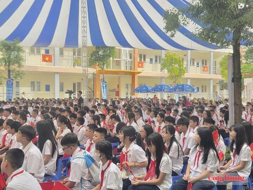 Sáng ngày 5/9, cùng với cả nước, hơn 2,3 triệu học sinh ở Thủ đô háo hức chào đón năm học mới 2026 -2027.