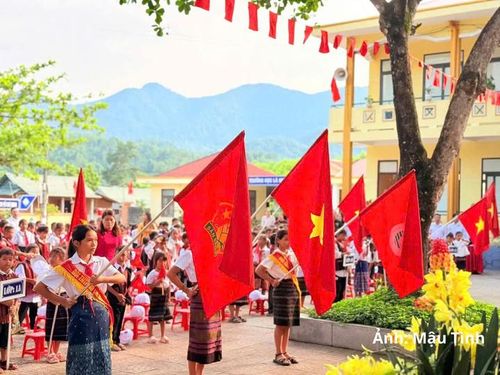 Các em học sinh khu vực miền núi xã Kim Ngân đón năm học mới