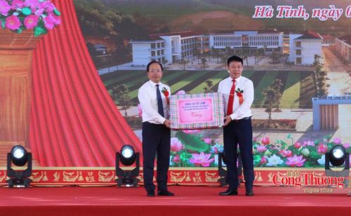 Lãnh đạo tỉnh Hà Tĩnh trao quà của Tổng Bí thư, Chủ tịch nước Tô Lâm cho trường Phổ thông nội trú liên cấp TH&THCS Sơn Kim 1.