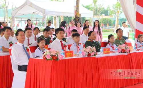 Dự án trường học này được đầu tư gần 160 tỷ đồng, quy hoạch và xây dựng bài bản trên quỹ đất rộng hơn 5 hecta. Bước vào năm học 2026-2027, Trường Phổ thông nội trú liên cấp TH&THCS Hương Khê thực hiện công tác tuyển sinh 39 lớp với tổng số lượng chạm mức 1.640 học sinh.