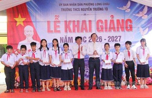 Ông Trần Trí Quang - Chủ tịch UBND tỉnh Vĩnh Long dự khai giảng tại Trường THCS Nguyễn Trường Tộ. Ảnh - Thuý Quyên.