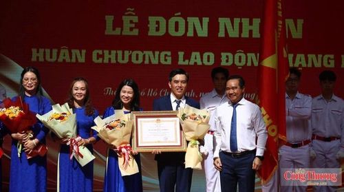 Trường THPT Trần Khai Nguyên vinh dự đón nhận Huân chương Lao động Hạng Nhì.