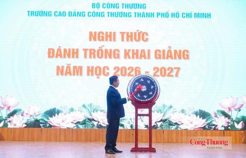 Thầy Bùi Mạnh Tuân, Hiệu trưởng Trường Cao đẳng Công Thương TP. Hồ Chí Minh, thực hiện nghi thức đánh trống khai giảng năm học 2026-2027.