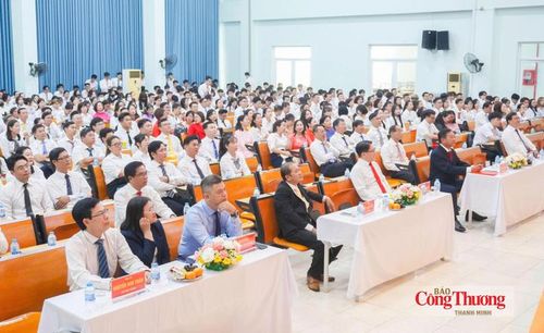 Lãnh đạo nhà trường và các đại biểu tham dự lễ khai giảng năm học 2026-2027.