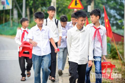 Các em ríu rít hỏi thăm, kể cho nhau nghe những câu chuyện của mùa hè vừa qua.