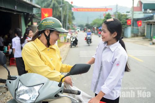 Những lời dặn dò giản dị, lời chúc các con bước vào năm học mới với nhiều niềm vui, chăm ngoan và đạt kết quả tốt là hành trang ấm áp theo các em vào sân trường.