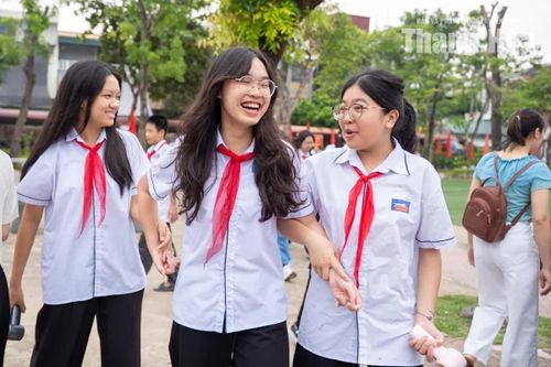 Sau kỳ nghỉ hè, các em vui mừng gặp lại thầy cô, bạn bè. Những nụ cười, lời hỏi thăm khiến sân trường thêm rộn ràng.