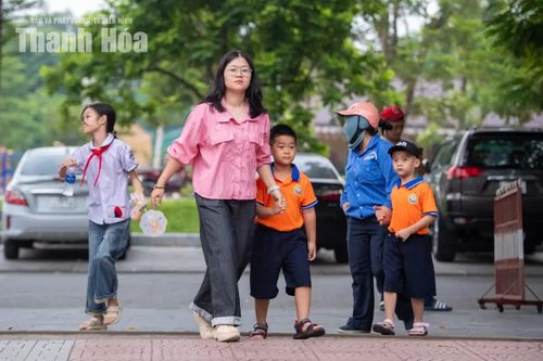Đối với học sinh lớp 1, ngày khai giảng mang đến nhiều cảm xúc mới mẻ. Các em được cha mẹ dắt tay đến trường, vừa bỡ ngỡ, vừa háo hức khám phá môi trường học tập mới.