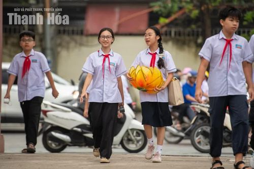 Từ sáng sớm, học sinh Trường TH&THCS Trần Mai Ninh, phường Hạc Thành đã có mặt đông đủ, chỉnh tề trong những bộ đồng phục mới, sẵn sàng cho lễ khai giảng.