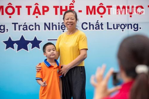 Tại Trường Tiểu học Trần Phú, nhiều phụ huynh và học sinh có mặt từ sớm, lưu lại những khoảnh khắc đáng nhớ trong ngày đầu năm học.