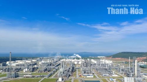 Nhà máy Lọc hóa dầu Nghi Sơn có thiết kế 200.000 thùng dầu thô mỗi ngày, tương đương 10 triệu tấn mỗi năm.