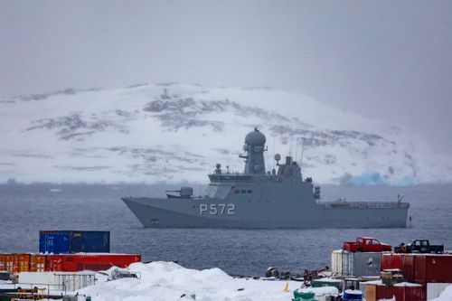 Một tàu hải quân Đan Mạch tuần tra vùng biển ngoài khơi Nuuk, Greenland, hồi tháng 3. Ảnh: Getty.