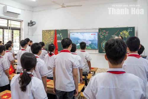 Các em học sinh nghiêm trang trong nghi thức chào cờ.