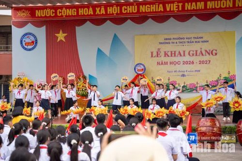 Tại Trường TH và THCS Trần Mai Ninh, các em học sinh chăm chú hướng về sân khấu, theo dõi buổi lễ khai giảng và các tiết mục văn nghệ chào mừng năm học mới với sự háo hức của ngày đầu năm học.