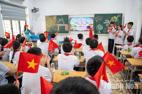 Sau tiếng trống khai trường, thầy cô và các em học sinh cùng vỗ tay chào đón một năm học mới với những bài học và trải nghiệm phía trước.