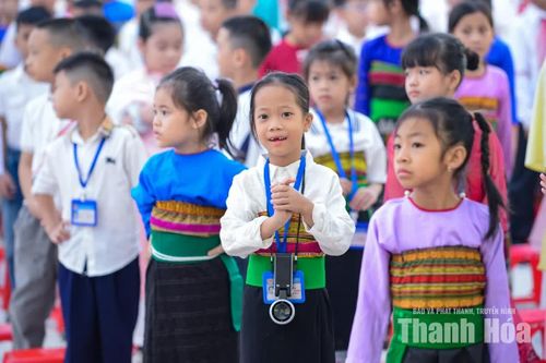 Những bộ trang phục truyền thống không chỉ tạo nên sắc màu riêng cho ngày hội khai trường, mà còn thể hiện nét văn hóa của đồng bào các dân tộc nơi vùng biên.