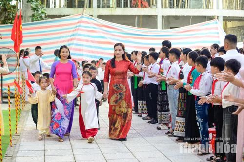 Các em được thầy cô và học sinh các lớp đón chào bằng những tràng pháo tay. Với nhiều em, đây là lần đầu tiên được dự lễ khai giảng dưới mái trường mới trong mô hình trường phổ thông liên cấp tại địa phương.