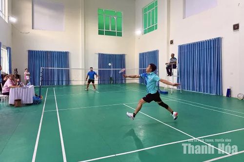 Các vận động viên thi đấu môn cầu lông.