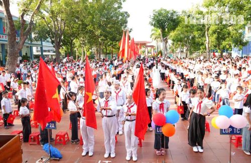 Tại khu vực ven biển, học sinh xã Hoằng Tiến háo hức đến trường, sẵn sàng cho năm học mới.