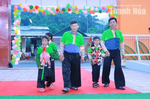 Phụ huynh và học sinh đồng bào Mông ở xã Sơn Thủy phấn khởi dự lễ khai giảng năm học mới tại ngôi trường mới.
