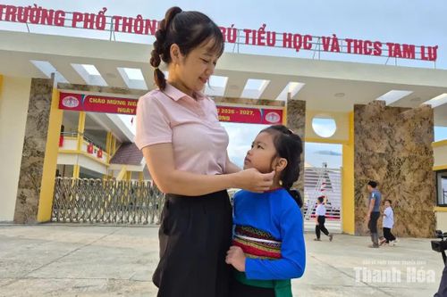 Niềm vui ngày khai trường của học sinh ở xã vùng biên Tam Lư.