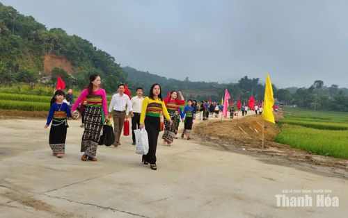 Từ sớm, phụ huynh đã đưa con em đến trường trong những bộ trang phục truyền thống đẹp nhất.