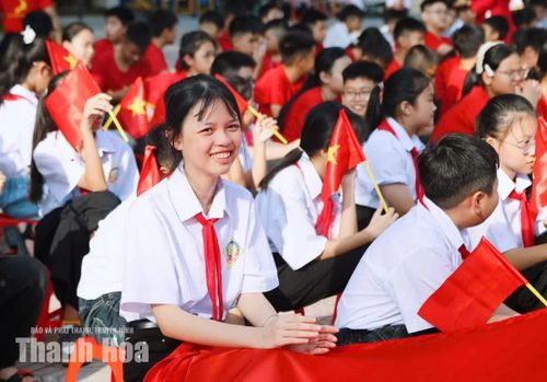 Học sinh Trường THCS Nhữ Bá Sỹ, xã Hoằng Hóa trong lễ khai giảng.