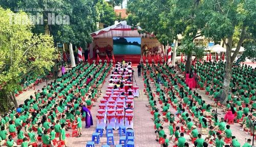 Học sinh Trường Tiểu học Minh Khai, phường Hạc Thành trong lễ khai giảng năm học mới.