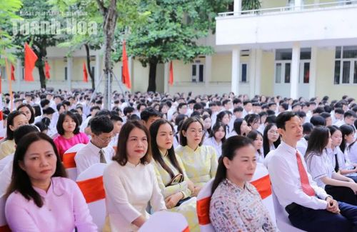 Giáo viên Trường THPT chuyên Lam Sơn dự lễ khai giảng.