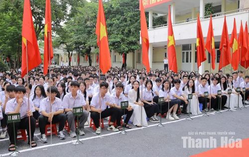 Các em học sinh Trường THPT chuyên Lam Sơn trong ngày khai giảng.