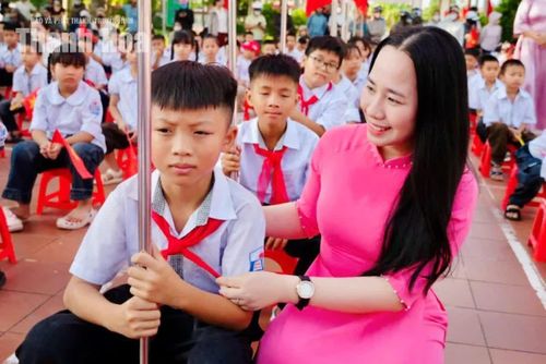Cô, trò Trường Tiểu học Lê Xuân Lan.