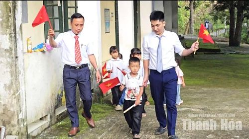 Giáo viên Trường Phổ thông Dân tộc bán trú TH&THCS Trung Lý đón học sinh lớp 1.
