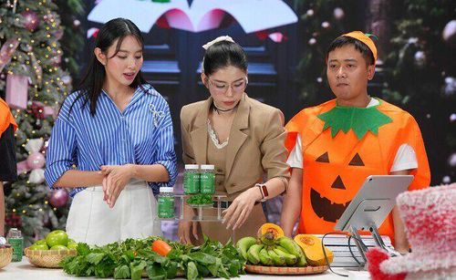 Quang Linh Vlogs tham gia livestream bán kẹo Kera. Ảnh: Quang Linh Vlogs.