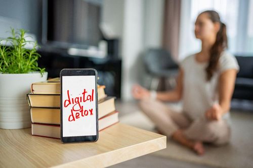 Người trẻ càng ngày càng hưởng ứng xu hướng “digital detox” để chữa lành. Ảnh: Cemer
